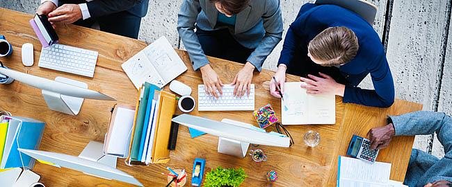 Arbeitsplatz mit Unterlagen
